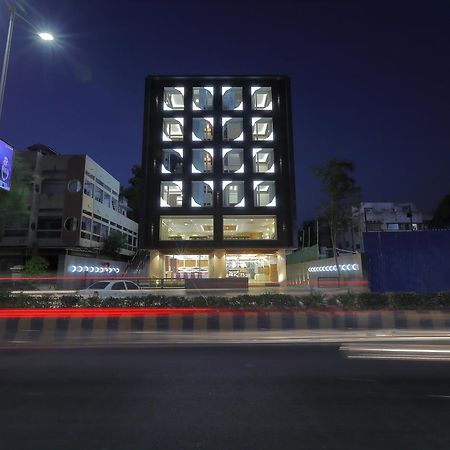 Hotel Silver Heights Ahmedabad Bagian luar foto