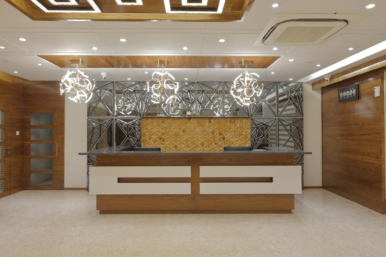 Hotel Silver Heights Ahmedabad Bagian luar foto