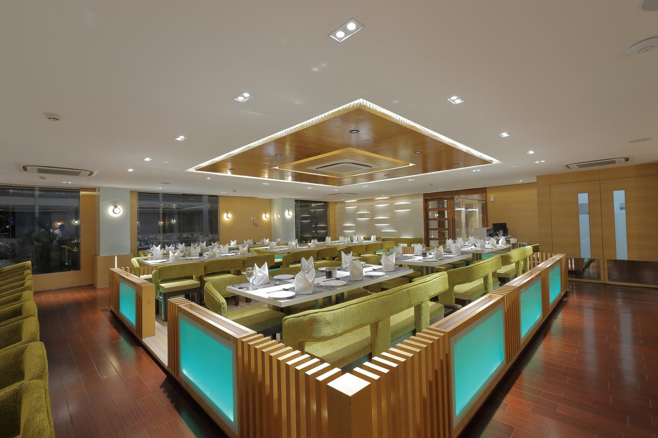 Hotel Silver Heights Ahmedabad Bagian luar foto