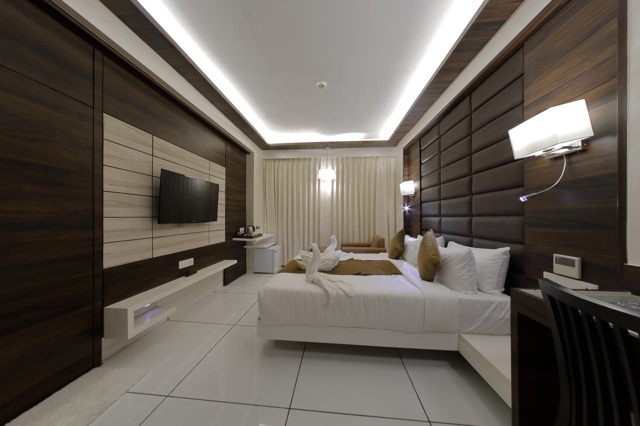 Hotel Silver Heights Ahmedabad Bagian luar foto