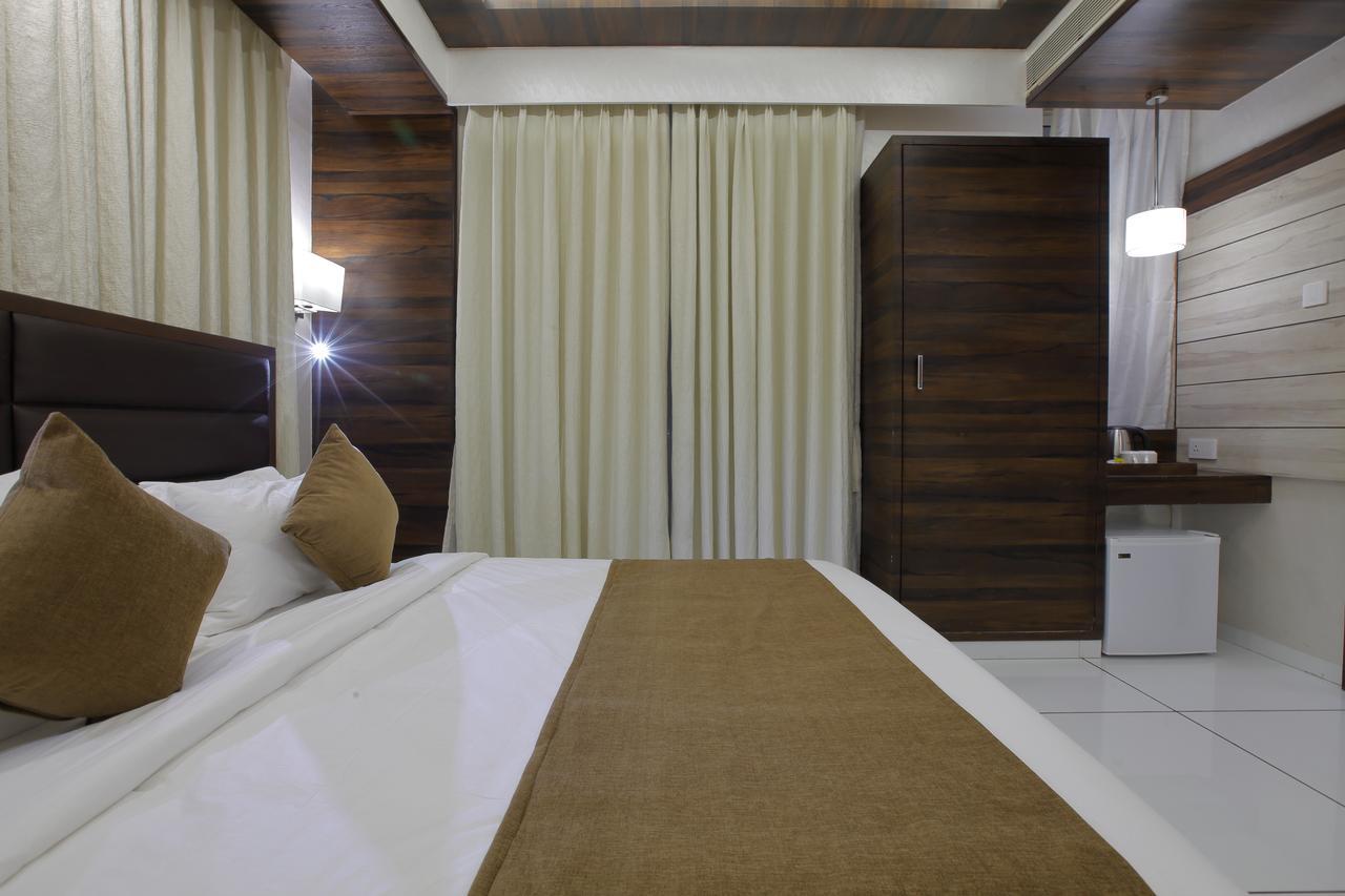 Hotel Silver Heights Ahmedabad Bagian luar foto