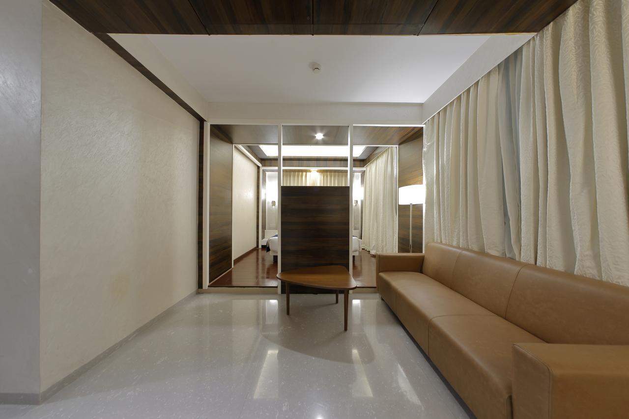Hotel Silver Heights Ahmedabad Bagian luar foto