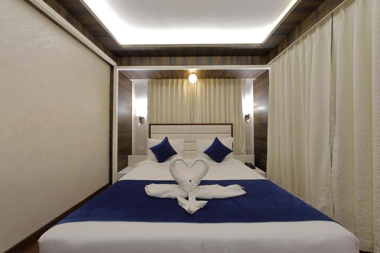 Hotel Silver Heights Ahmedabad Bagian luar foto