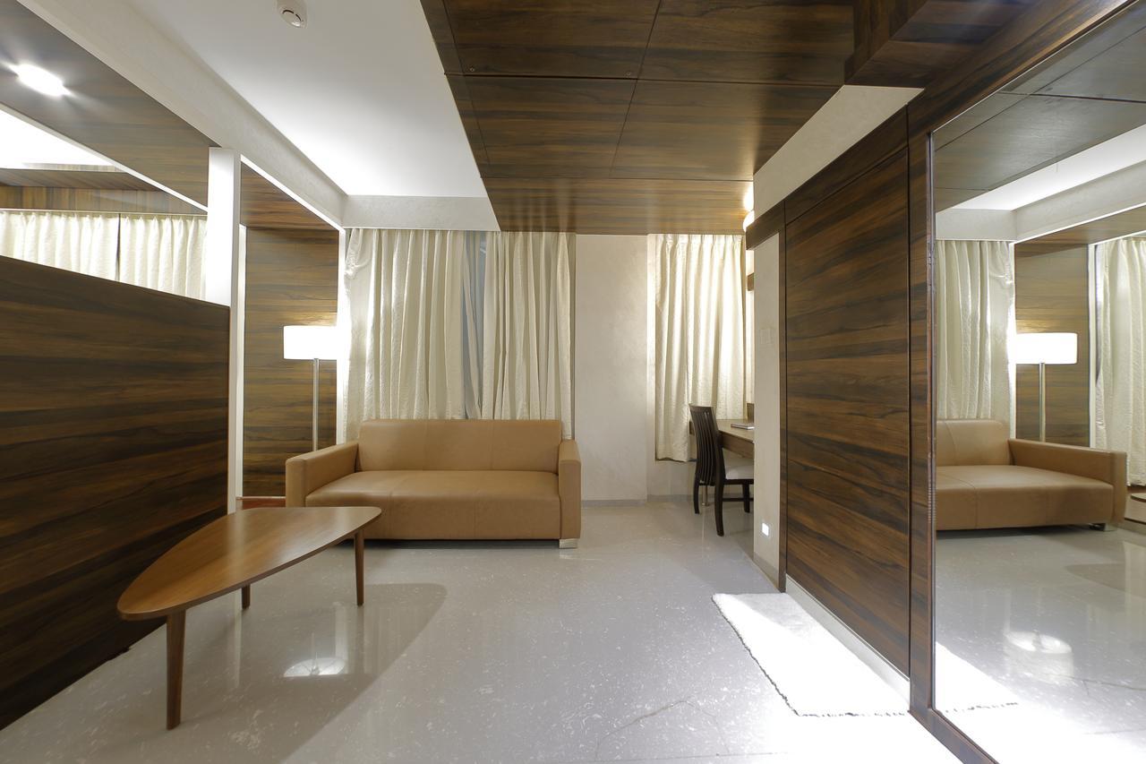 Hotel Silver Heights Ahmedabad Bagian luar foto