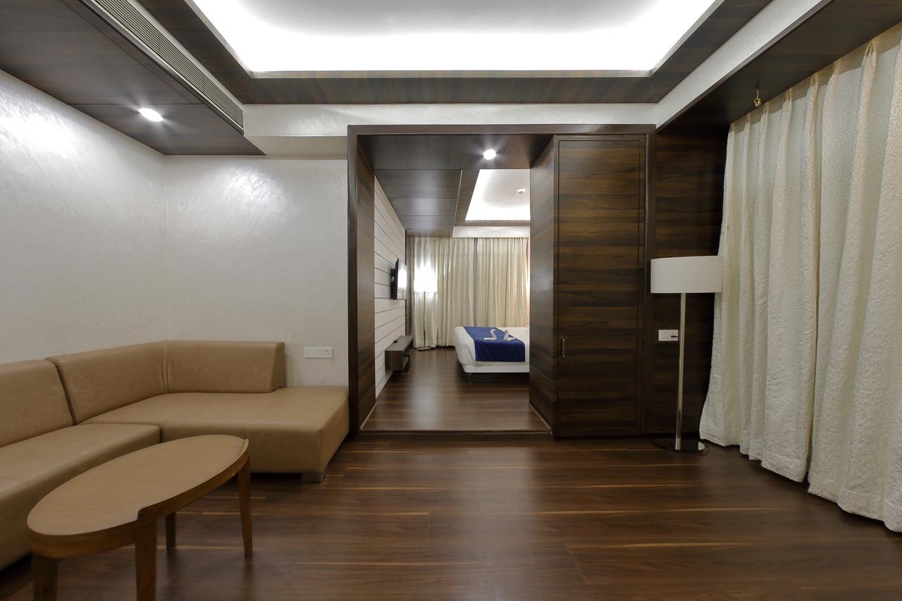 Hotel Silver Heights Ahmedabad Bagian luar foto