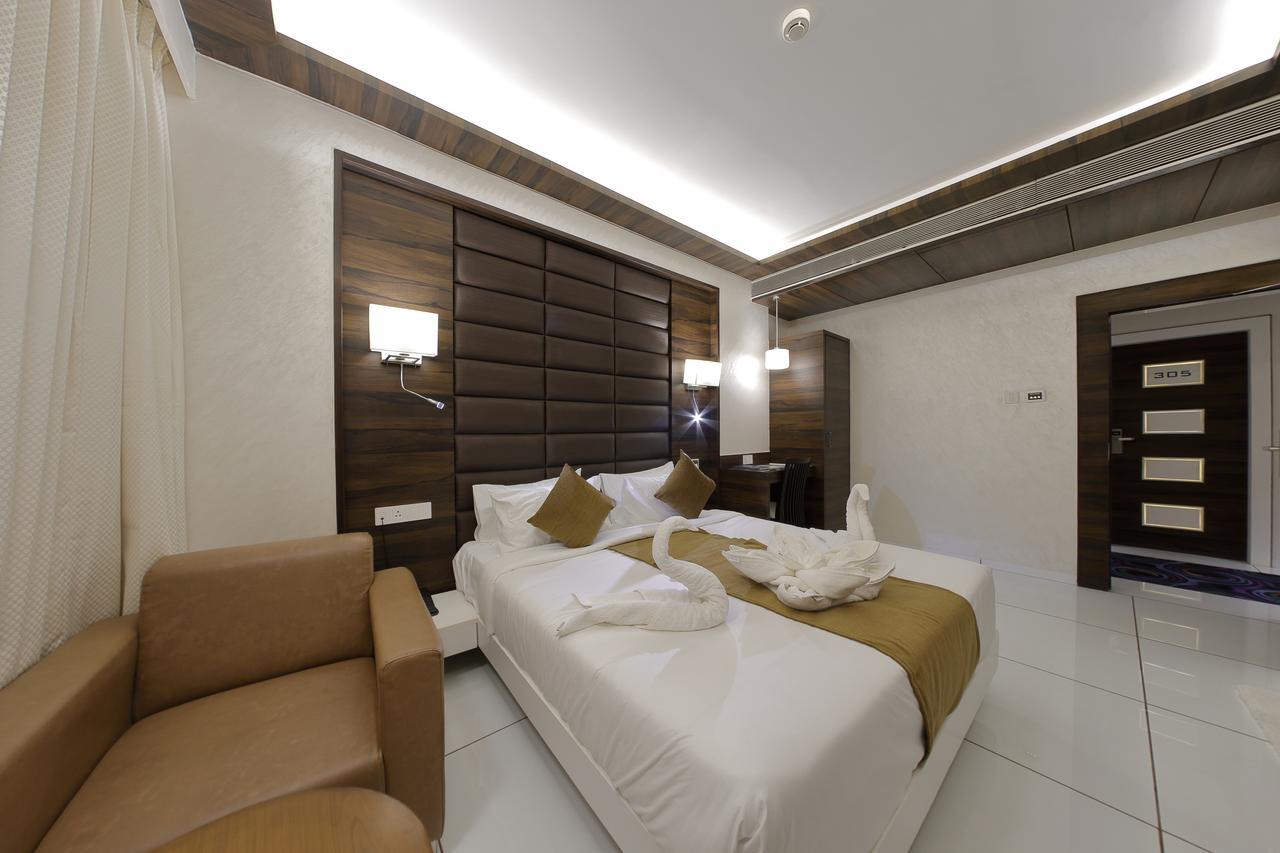 Hotel Silver Heights Ahmedabad Bagian luar foto