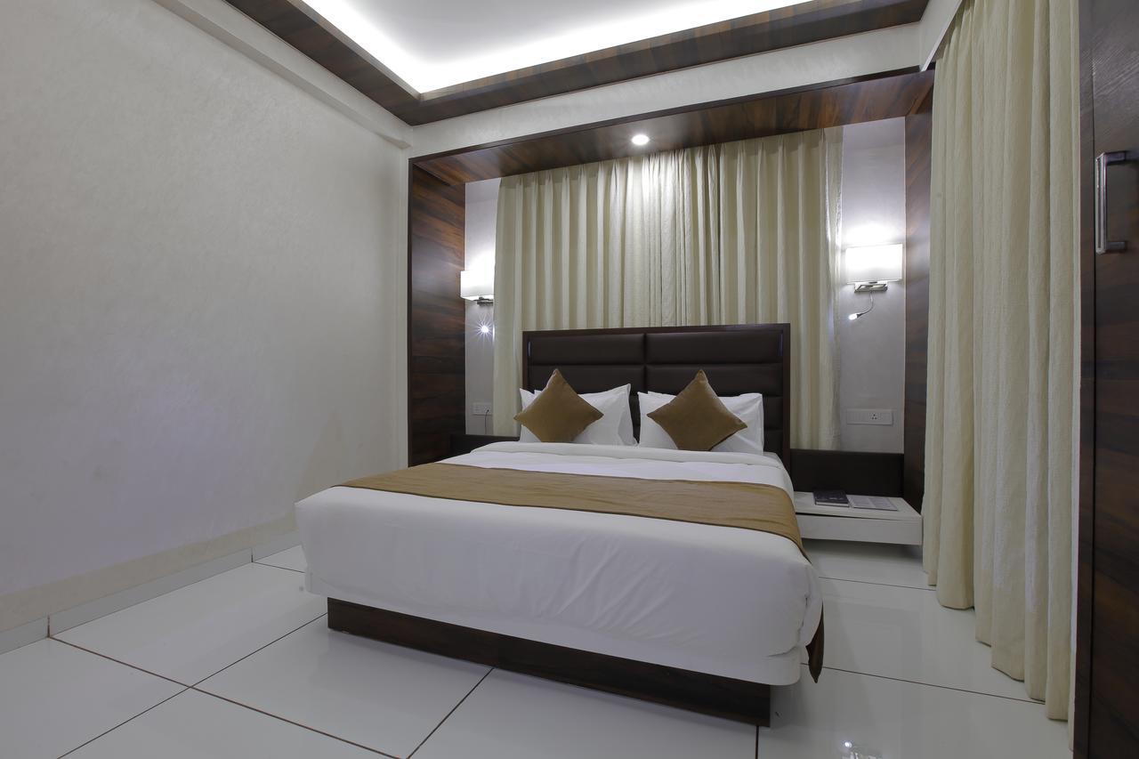 Hotel Silver Heights Ahmedabad Bagian luar foto