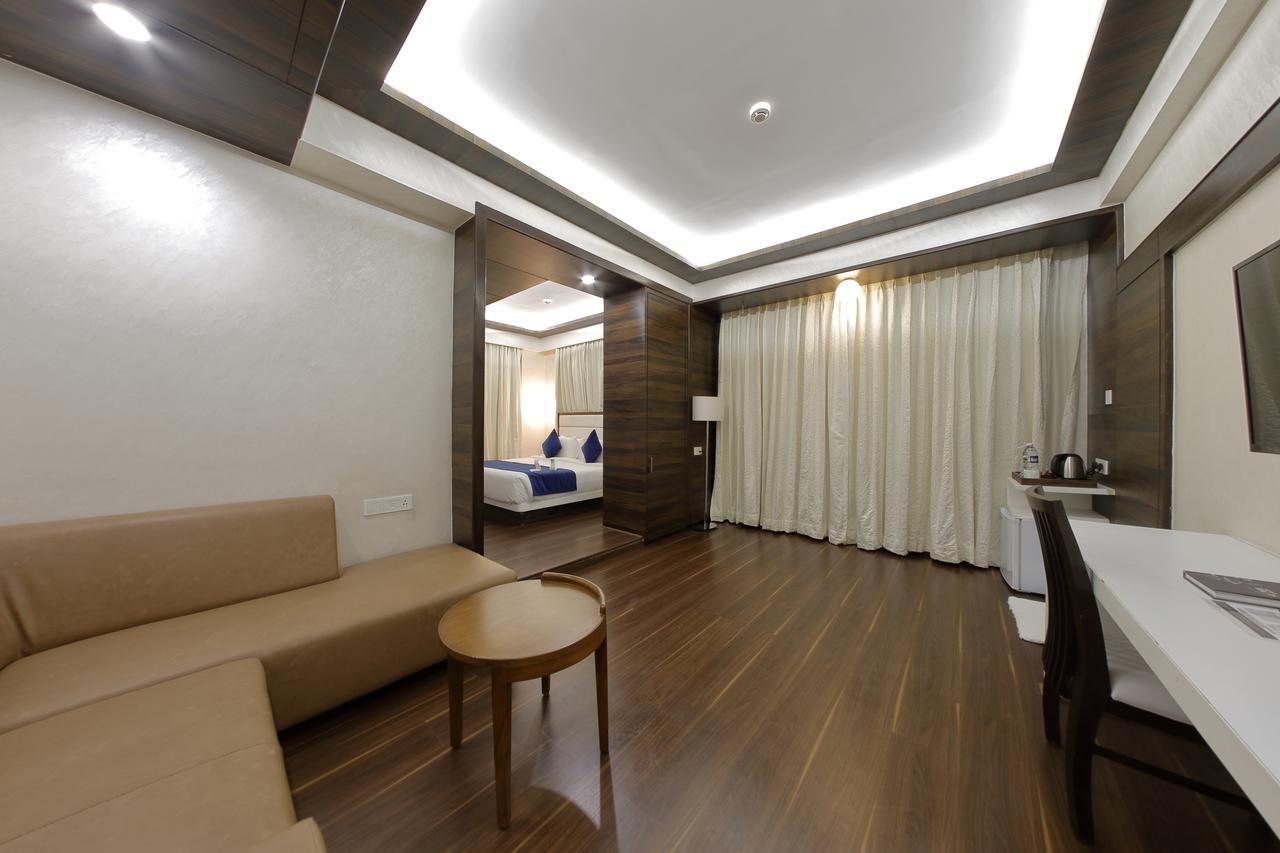 Hotel Silver Heights Ahmedabad Bagian luar foto